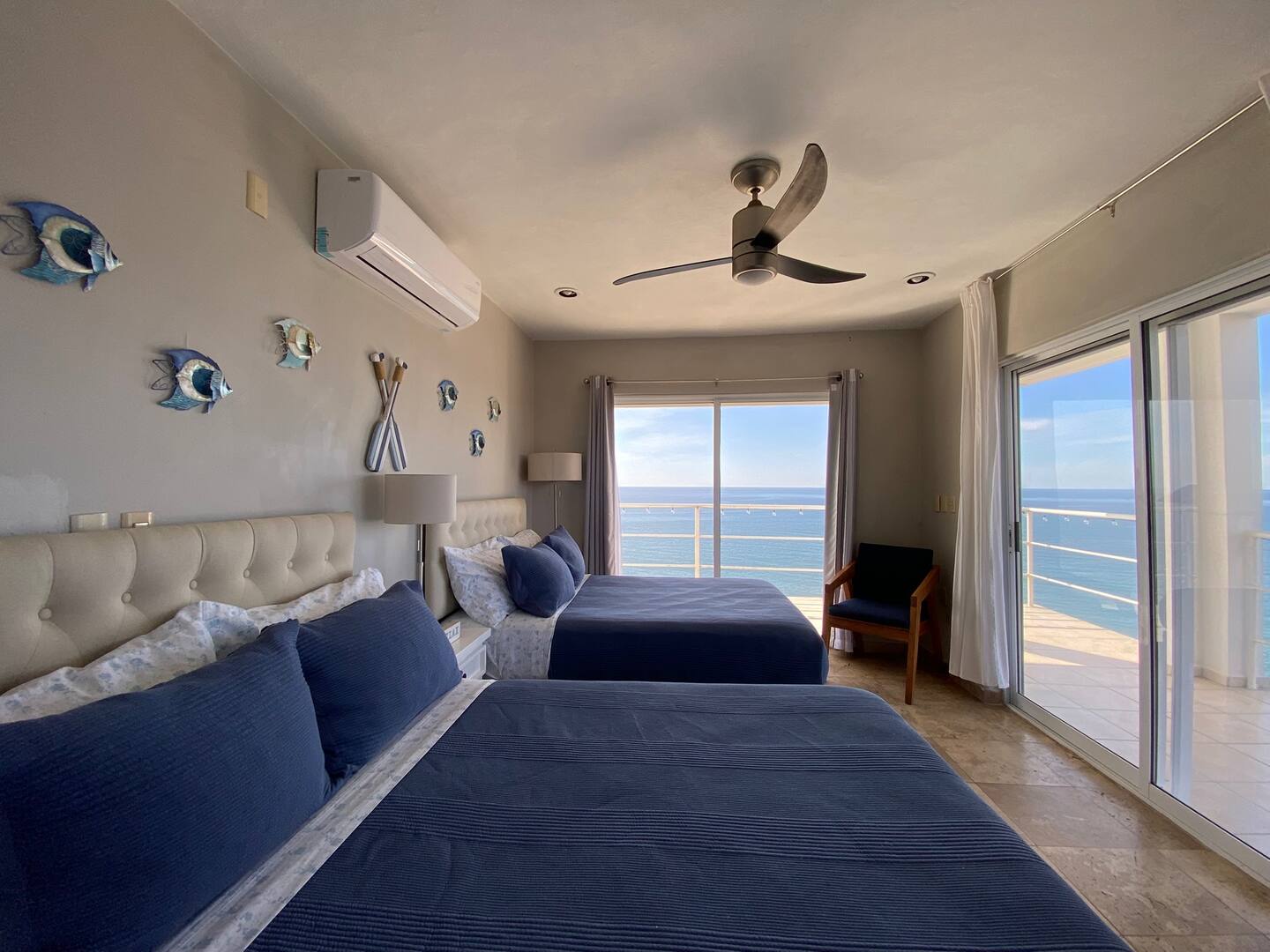 Bedroom with balcony and sea view in Mazatlán vacation rental
